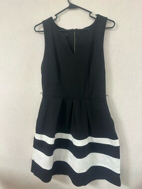 IZ Byer V-Neck Color Block Striped Dress Pockets Black White Juniors Size 11